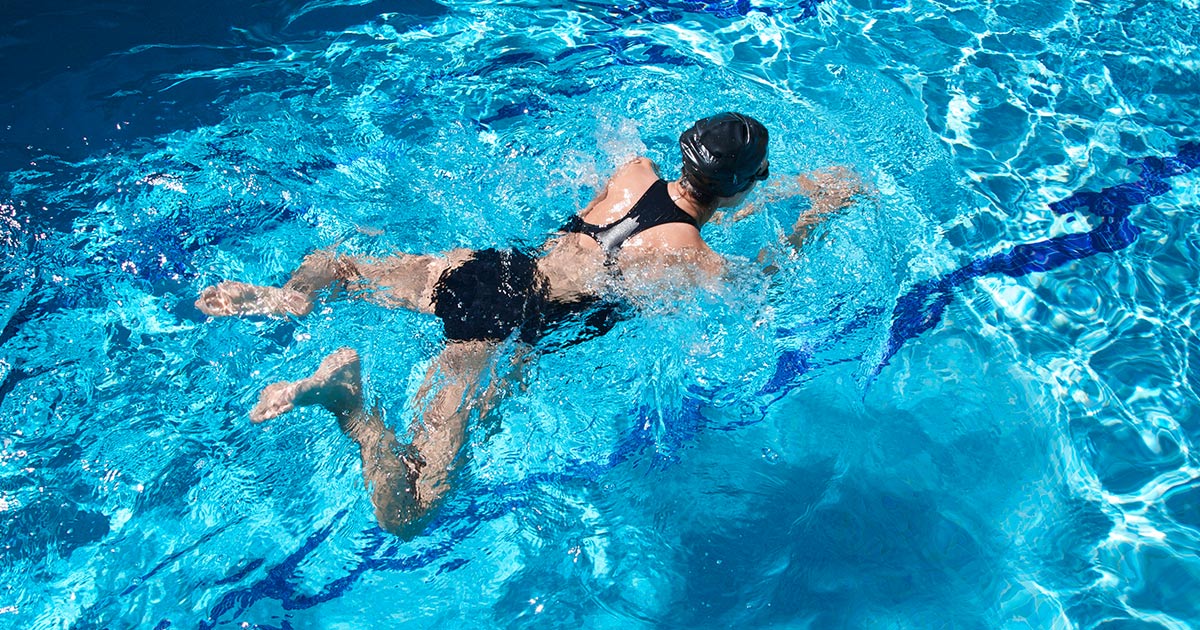 Schwimmen staerkt den Ruecken wenn die Technik stimmt